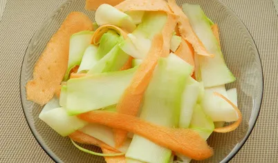 Морковь и кабачок очистить, нарезать тонкими слайсами при помощи овощечистки.