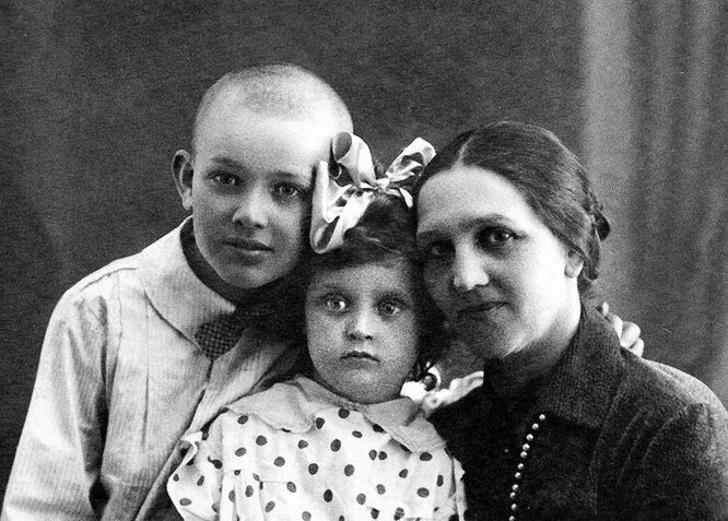 С мамой и братом, 1931 год.