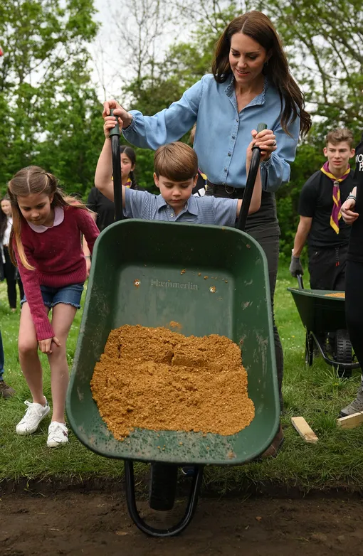 Кейт Миддлтон и принц Луи помогают в парке на благотворительном мероприятии в мае 2023 года
