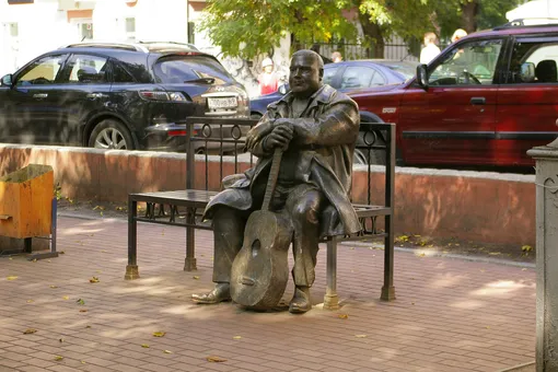 От памятника Михаилу Кругу – в наркодиспансер: женщина поразила прохожих в Твери