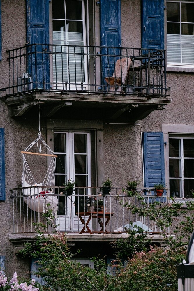 20 идей для уютного интерьера маленького балкона в квартире и на дачном участке