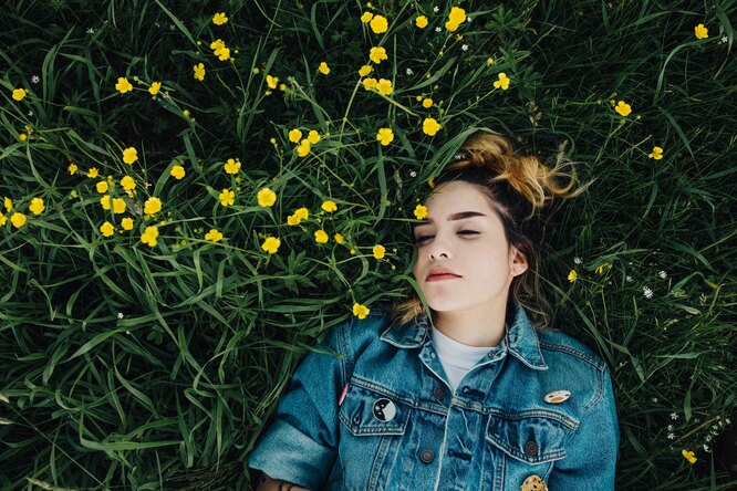 девушка лежит в траве