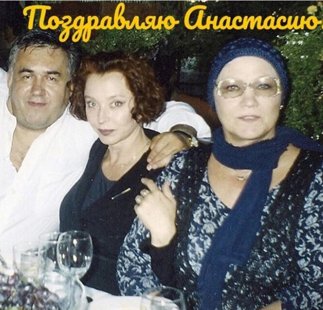 На фото слева направо Станислав Садальский, Анастасия Вертинская, Нина Русланова