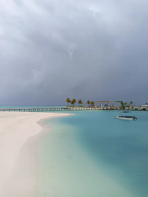 Пляж перед грозой. Остров Тиламаафуши, Мальдивы