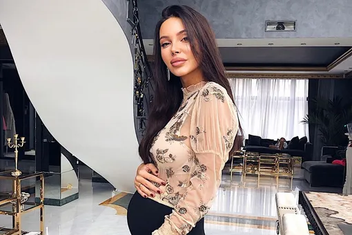 «Перелет на таком сроке — это ужасно»: беременная Оксана Самойлова рассказала о переезде в США на год