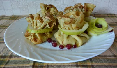Закрепить блинчик колечком, вырезанном из яблока или груши. Вкусный десерт готов, угощайтесь.
