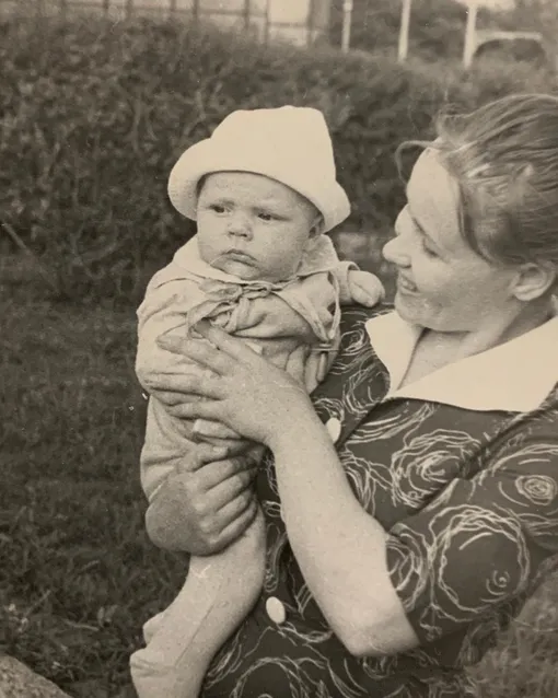 Сергей Жигунов в детстве с мамой