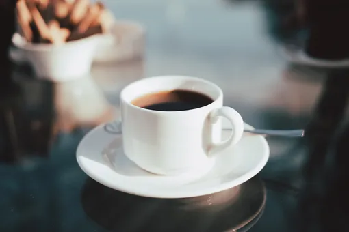 Чашка чёрного кофе на столе