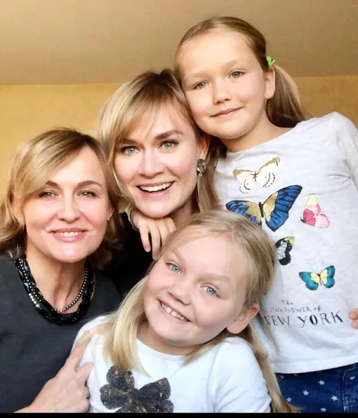 Елена Шевченко с дочерью Марией Машковой, внучками Стефанией и Александрой