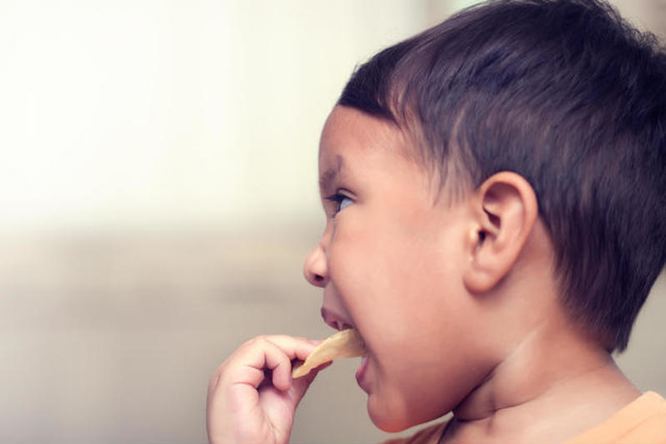 Звук чавканья. Чавкать за столом. Женщина закрывает уши руками. Вещи которые раздражают. Бесит чавканье.
