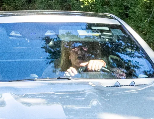 Бритни Спирс едет в машине после сообщений о предстоящем разводе