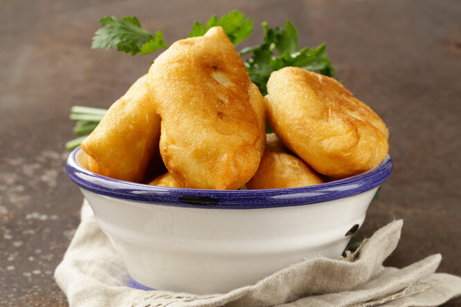 Жареные пирожки с картошкой. Съедаются еще горячими Жареные пирожки с картошкой. Съедаются еще горячими