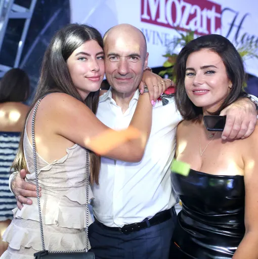 Игорь Крутой с дочерью Александрой и падчерицей Викторией