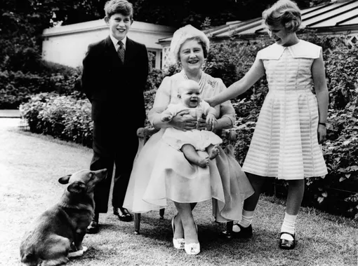 Королева-мать Елизавета Боуз-Лайон с внуками