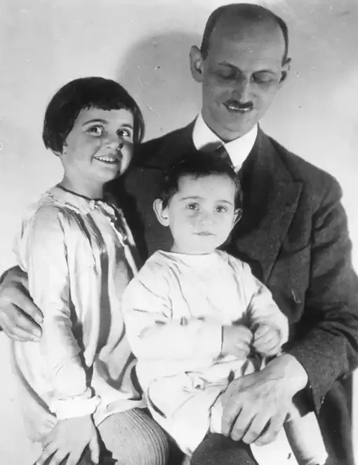 Анна Франк с отцом и сестрой