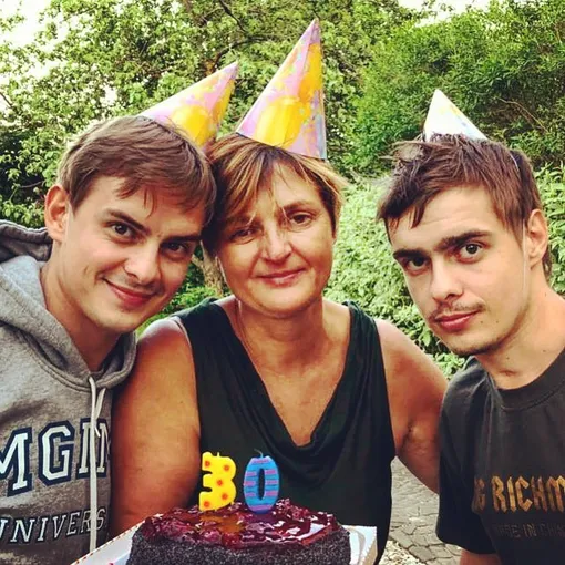 Наталья Белоголовцева с младшими сыновьями Александром и Евгением