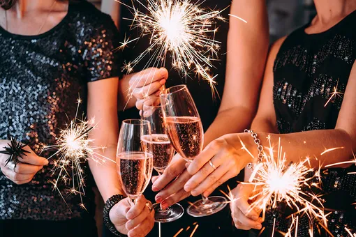 Пьёт и не пьянеет: как не напиться на Новый год?