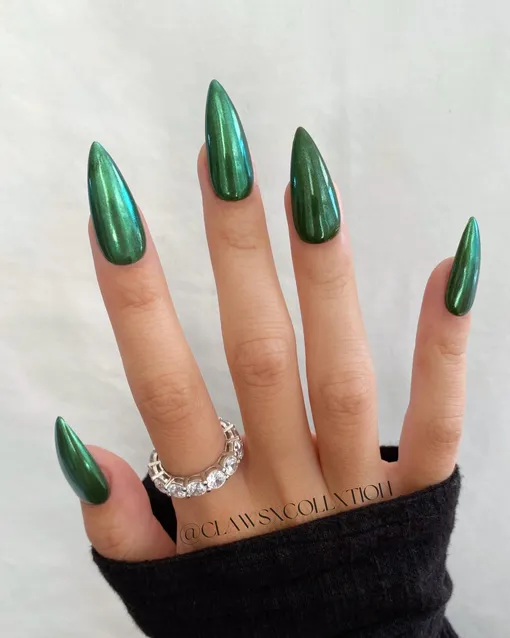 Зелёный монохром для ногтей-стилетов фото маникюра