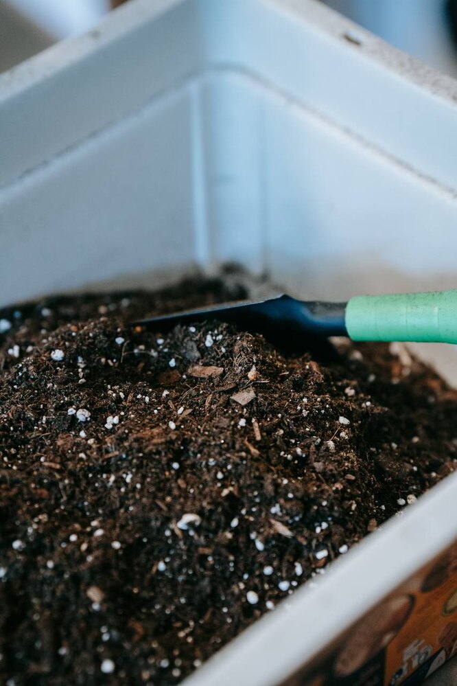 Правильное перемешивание компоста способствует ускорению процесса разложения и предотвращает образование неприятных запахов.
