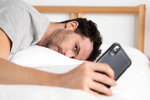 Вредно ли спать с телефоном под подушкой