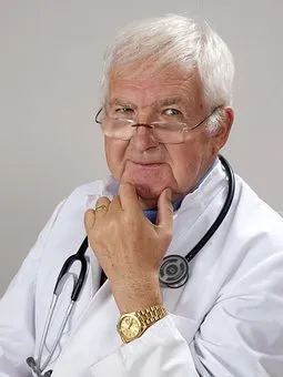 седой врач в медицинском халате со стетоскопом