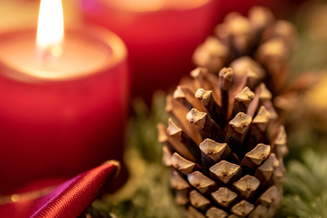 Свечи в бутылках, цветочных горшках и в яблоках: красивый декор к Новому году!