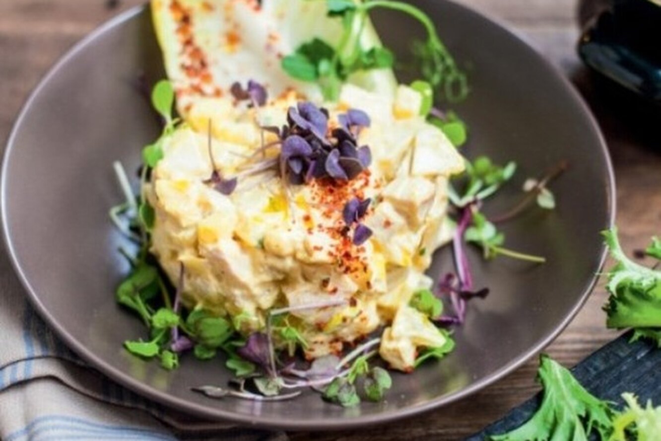 Подача салата курица с ананасом