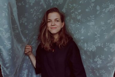 «От меня отказались дважды»: после 15 лет в детдоме для слабослышащих Кристина нашла семью