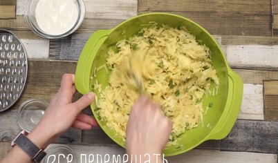 Зеленый лук мелко нарежьте, переложите к картофелю. Добавьте яйца, натертый сыр, специи и муку, перемешайте до получения однородного густого теста.
