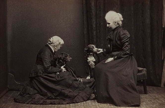 Элизабет Блэкуэлл с приёмной дочерью Китти (и двумя собаками), 1905 г