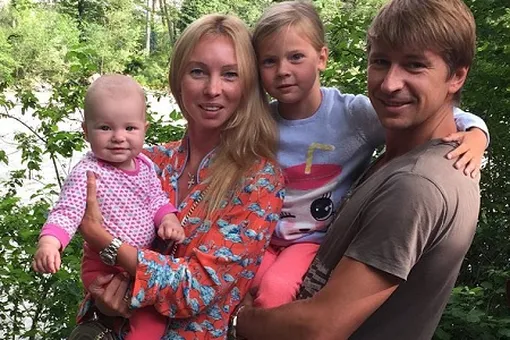Татьяна Тотьмянина показала трогательные семейные снимки с мужем и подросшими дочками