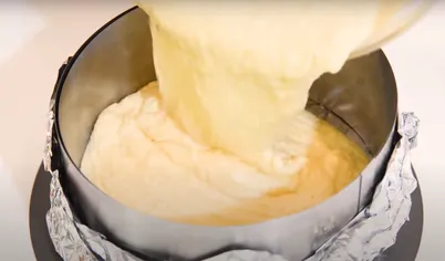 Выложите тесто в форму и выпекайте на 180 градусах около 35-40 минут. Проверьте готовность пирога деревянной шпажкой или зубочисткой. Если на палочку не налипло тесто, значит манник готов.