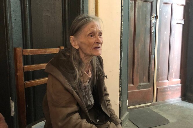 82-летнюю москвичку выселили в подъезд из квартиры, в которой она жила 40 лет