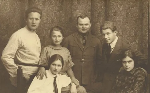 Справа Сергей Есенин и Софья Толстая-Есенина. 1925 г.
