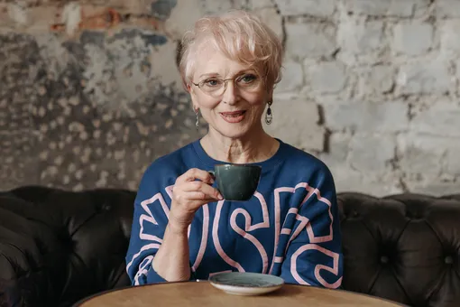 Женщина пожилая, чай