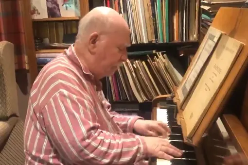 Игры разума: дедушка с деменцией сочиняет прекрасные мелодии для фортепиано