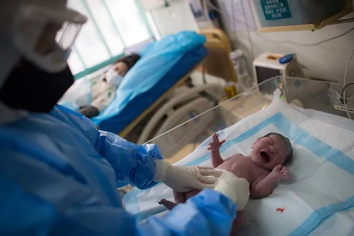 27-летняя терапевтка родила ребенка, находясь в искусственной коме на ИВЛ из-за коронавируса