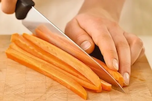 Как нарезать морковь для салата