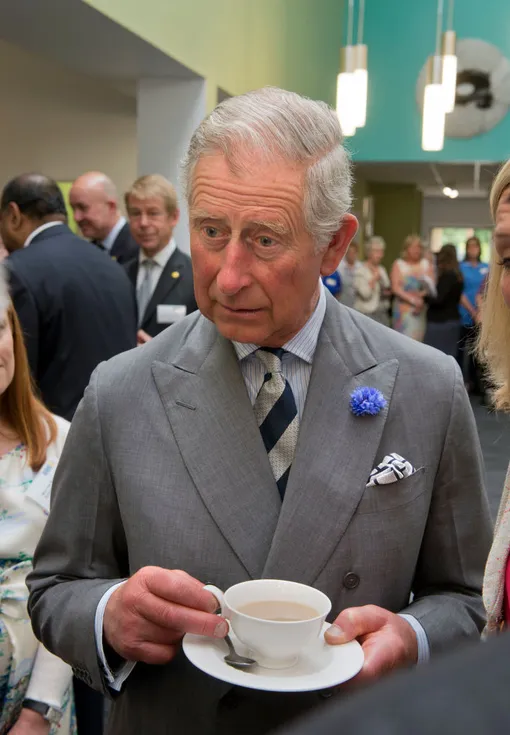 Король Карл III c чашкой чая в руках