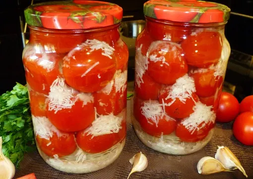 Консервированные помидоры нашпигованные чесноком