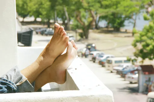 Потеют ноги: простые советы, которые помогут справиться с деликатной проблемой