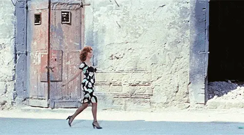 женщина идет по улице