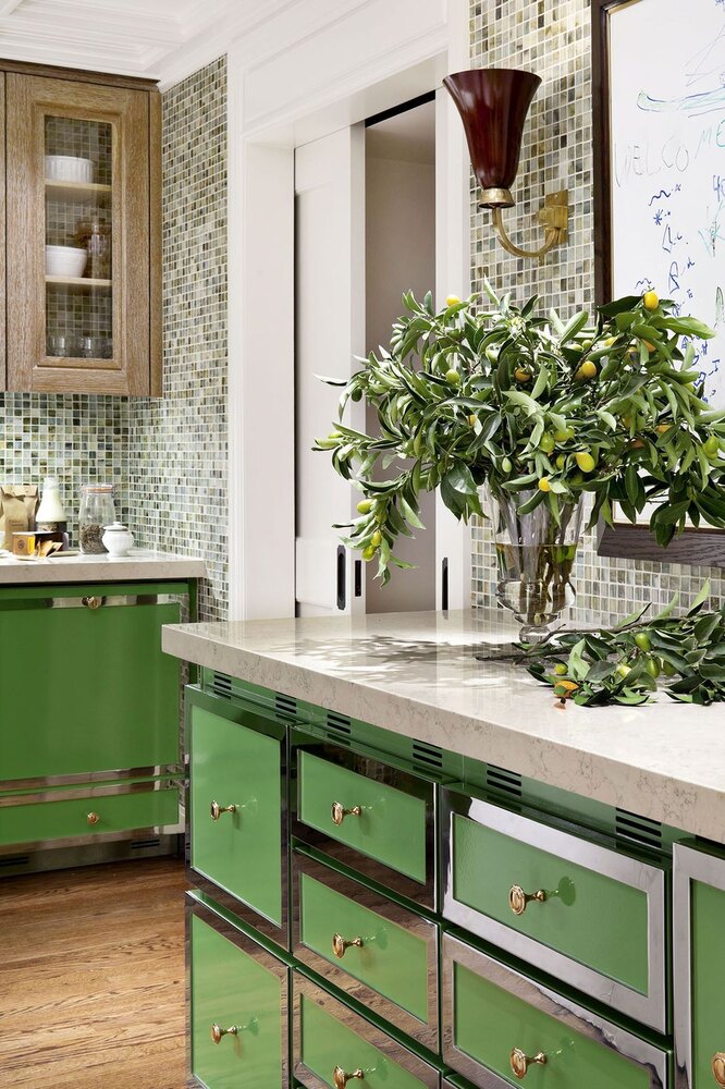 Плитку с рисунком на зелёной кухне смотрится не скучно