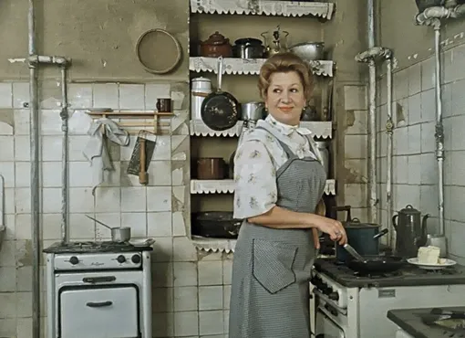 Маргарита Павловна заведует коммунальной кухней