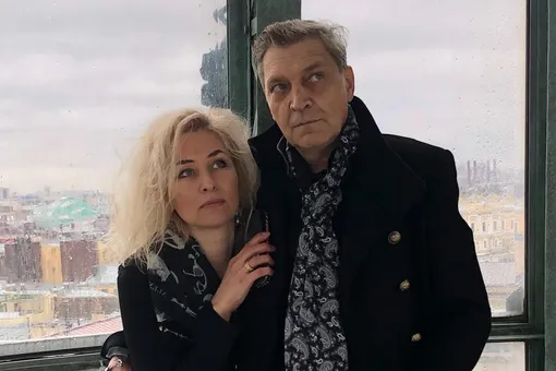 «Некоторые вещи ношу 30 лет»: жена Александра Невзорова рассказала о подборе гардероба