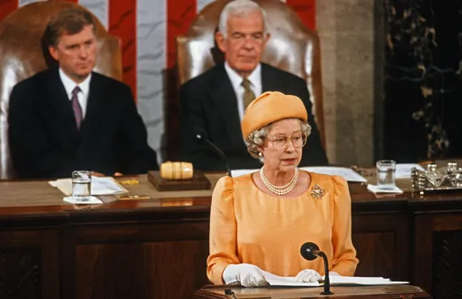 Елизавета II выступает на заседании Конгресса США в Капитолии, 16 мая 1991 года.