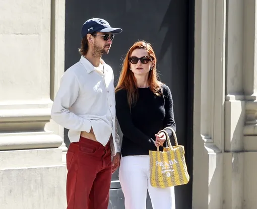 Бонни Райт и её супруг Эндрю Лококо во время романтической прогулки по Флоренции