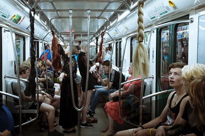 В питерском метро привязали женские косы к поручням, чтобы напомнить пассажирам о домашнем насилии