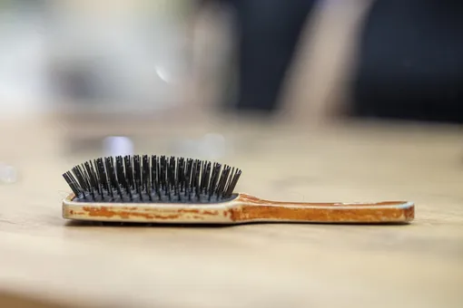 Почему нельзя оставлять расчёску на столе? 6 вещей, которых в народе боялись