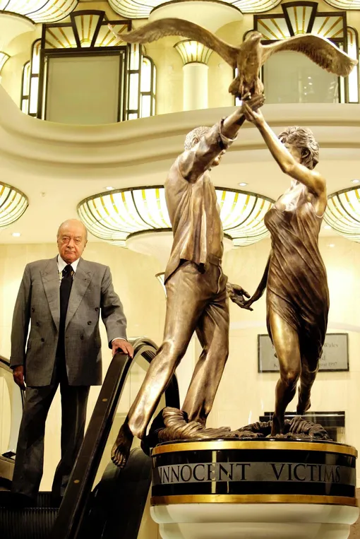 В 2005 году в универмаге Harrods, принадлежащем семье Аль-Файедов, была воздвигнута бронзовая статуя пары, что вызвало немало споров. В 2018 было объявлено, что статую собираются вернуть отцу Доди, который продал Harrods в 2010